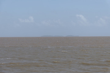 Les îles di Salut vu du littoral de la ville de Kourou en Guyane française