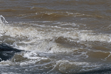 Vagues de l'océan Atlantique sur le littoral de la ville de Kourou en Guyane française