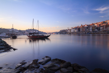 Fototapeta premium Barcas y Crepúsculo en el Río Duero frente a la Ciudad de Porto en Portugal