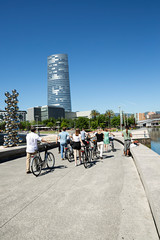 Paisaje de la ribera del río en Bilbao, España.