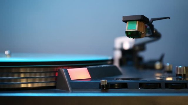Turning on turntable close up on headshell.