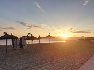 sombrillas playa atardecer arena