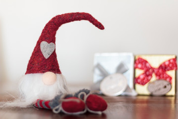 Obraz na płótnie Canvas Christmas gnome with gifts on the background