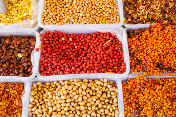 Mezcla de frutos secos en un mercado