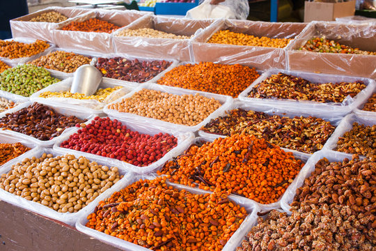 Mezcla de frutos secos en un mercado