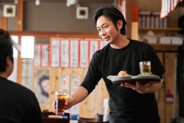 居酒屋で働く男性の求人イメージ