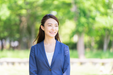 笑顔の女性　ビジネス