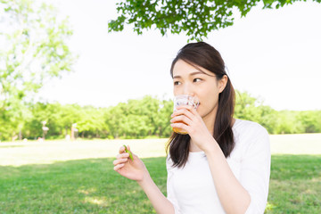 Fototapeta premium ビールを飲む女性 屋外