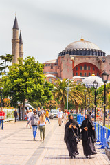Obraz premium Summer cityscape - view of people walking on the background of Hagia Sophia, Istanbul, in Turkey