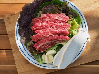 한국의 신선한 소고기와 채소들, 마늘,상추,버섯  