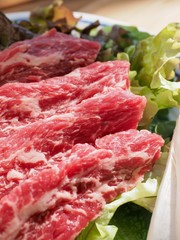 한국의 신선한 소고기와 채소들, 마늘,상추,버섯  