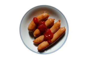 皿の上のケチャップ付きウインナーのグラフィック素材