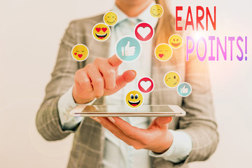 Obraz premium Writing note showing Earn Points. Business concept for collecting scores in order qualify to win big prize