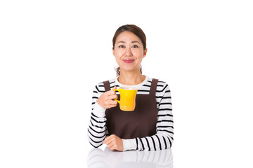 マグカップを持つエプロン姿の女性