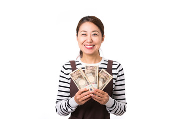帯付きの札束とエプロン姿の女性