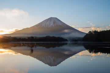 精進湖の朝　日の出と逆さ富士