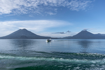 Lago Atitlán con sus volcanes Toliman y San Pedro.