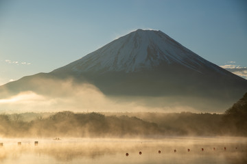 日の出と富士山　放射霧に包まれ