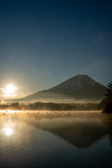 日の出の富士山　精進湖　縦構図
