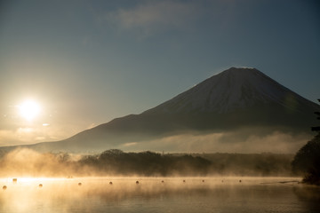 日の出と富士山　放射霧に包まれ