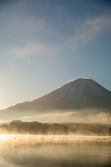 日の出と富士山　精進湖　放射霧に包まれ