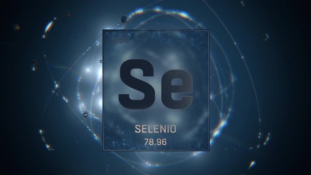 Selenium as Element 34 of the Periodic Table. Seamlessly looping 3D animation on blue illuminated atom design background with orbiting electrons. Name, atomic weight, element number in Spanish languag