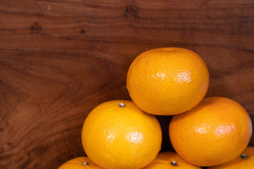 Mandarin orange gives a slightly sweet and sour flavor. Refreshing The picture is a preparation for juicing. On golden teak cutting board.