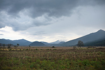 Fototapeta na wymiar Piasaje de valle y montaña en Michoacan Mexico