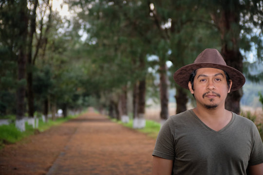 Hombre adulto con fondos de paisajes de Michoacan