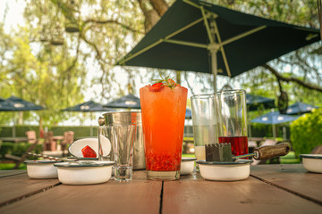 bebida preparada con fresas y alcohol