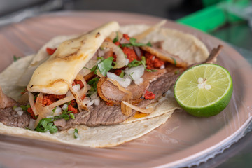 taco de bistec con chorizo