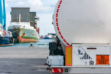 Camion cisterna de mercancias peligrosas