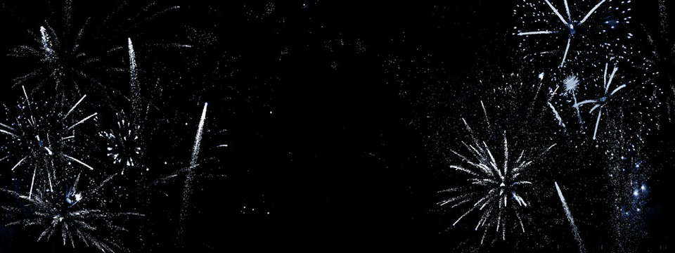 Silbernes abstraktes Feuerwerk auf schwarzem Grund-Neujahrsgrusskarte, Silvesterhintergrund mit viel Textfreiraum