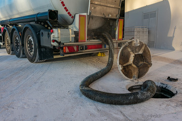 Camion cisterna de mercancias peligrosas descargando en deposito  subterraneo. © M. Perfectti