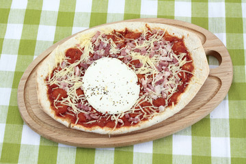 Individual pizza with goat cheese