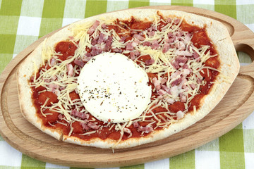 Individual pizza with goat cheese