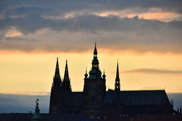 Obraz premium silhouette of st pauls cathedral at sunset
