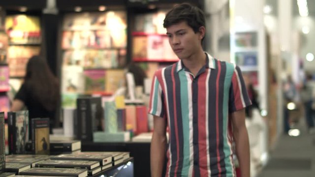 Joven buscando libro