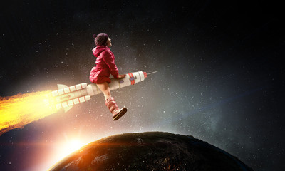 Obraz na płótnie Canvas Little girl draeming to fly the moon