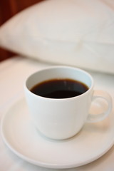 ベッドで朝のコーヒーを