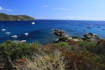Panorama golfo di Lacona, Isola Elba, con barche, mare blu e scogli