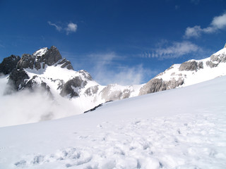 Fototapeta na wymiar Mountain cover by snow with blue sky in Lijiang China.