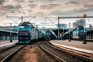 Obraz premium Pociągi pasażerskie na stacji.