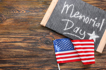 Obraz premium Memorial day chalkboard with american flag on rustic wooden background, patriotic holiday celebration, memorial day message written in chalk on a small chalkboard