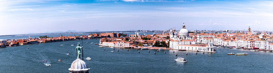 vistas al horizonte de venecia en dia de verano © Marcos