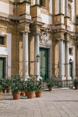 Naklejka premium Cacti in front of old building in Palermo, Italy