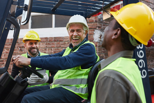 Logistik Team hat Spa&szlig; beim Verladen