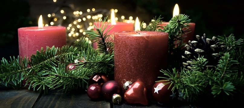 Vierter Advent - Brennnede rote Adventskerzen - Weihnachten Hintergrund Banner