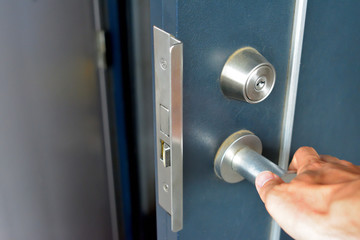 玄関のドアを開ける　帰宅