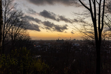 Sonnenuntergang in Düsseldorf mit schöner Aussicht aus dem Grafenberger Wald als Stadtwald und Naherholungsgebiet für die ganze Familie und zum Stressabbau